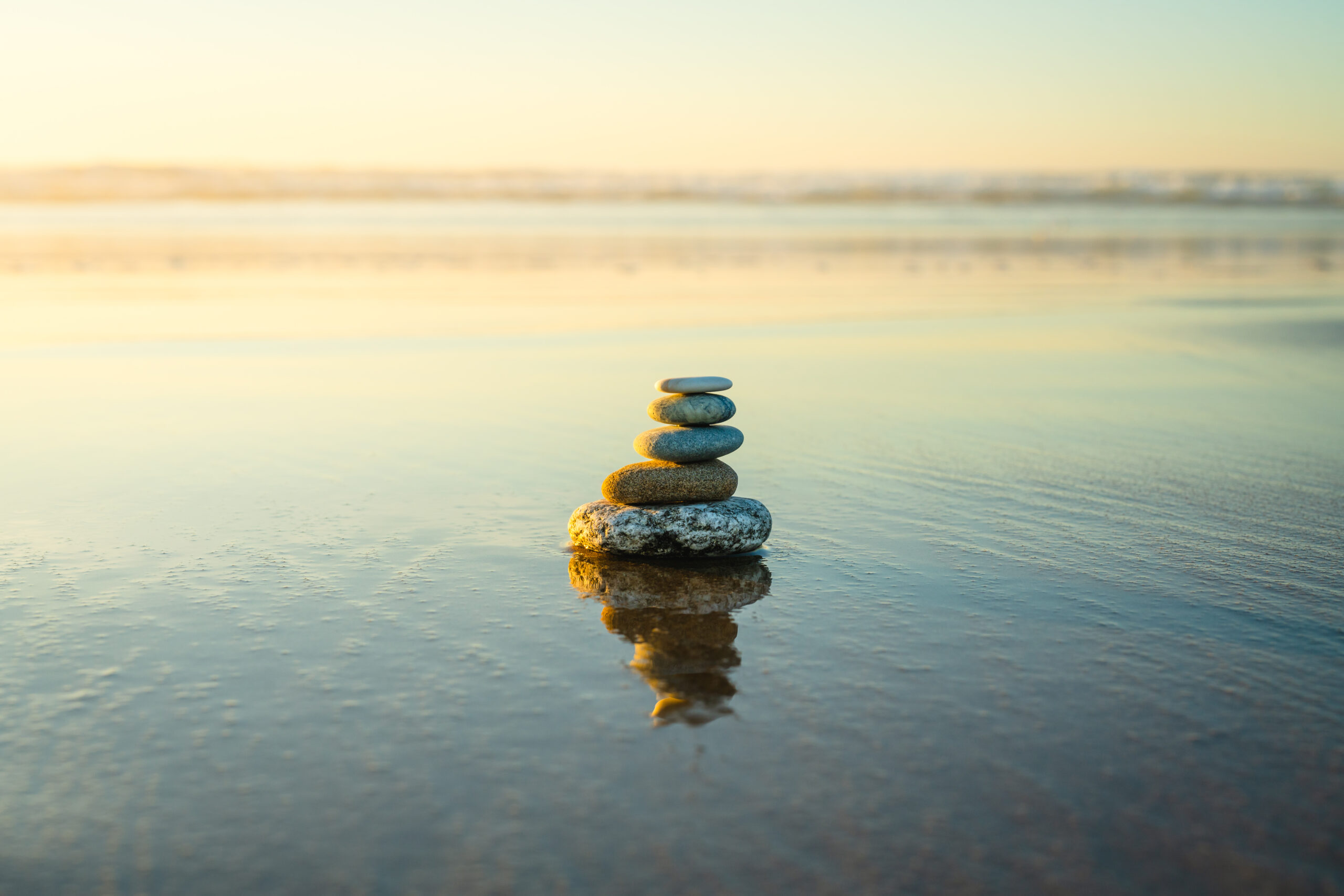 Piedras espirituales apiladas en equilibrio vibracional