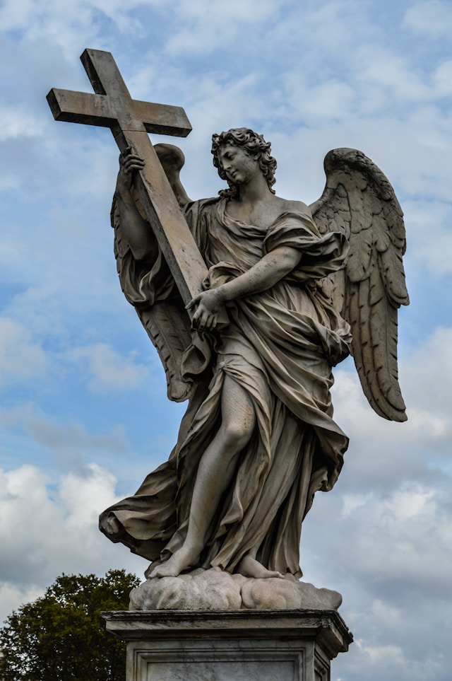 Ángel de amor rodeado de luz rosada vibracional