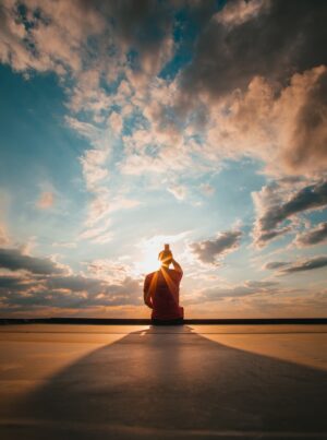 Meditación guiada en bosque sagrado de luz