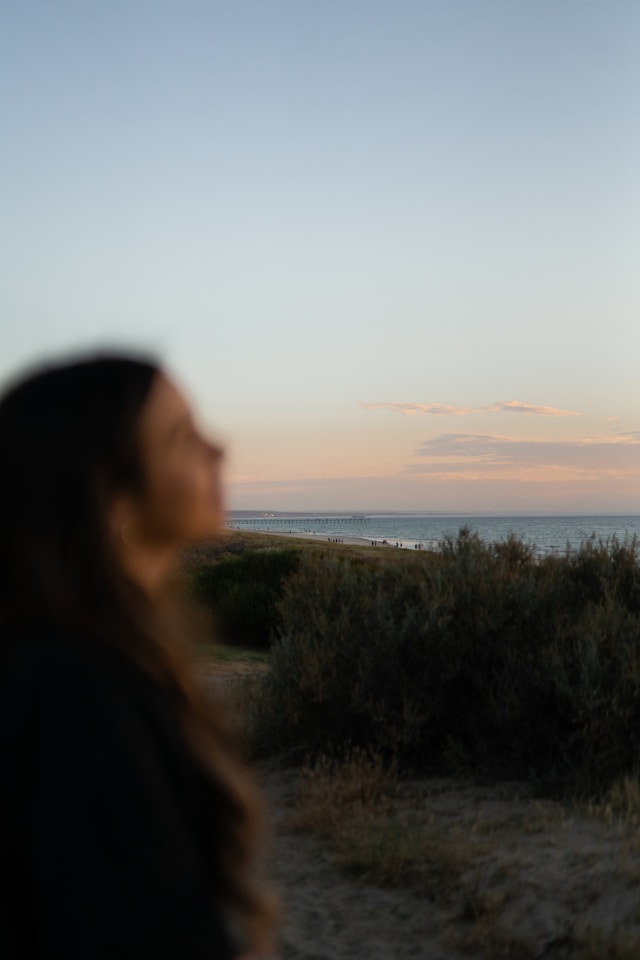 Camino en la playa simbolizando el viaje hacia el autoconocimiento