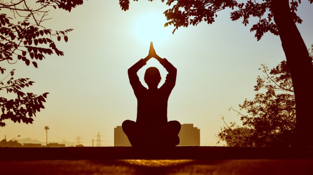 Meditación en la playa durante un atardecer dorado