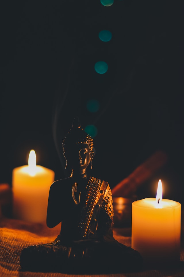 Círculo de velas encendidas irradiando energía de amor y protección espiritual